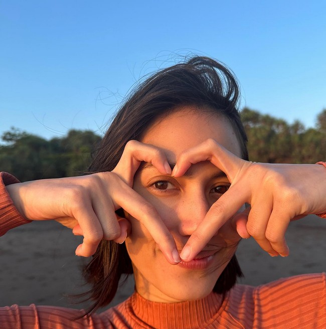 Pevita Pearce pernah mengungkap bahwa rutinitas kecantikannya tidak terlalu rumit. Aktris yang kini menjajal profesi sutradara ini rutin menggunaan krim kolagen, pelembap, sunscreen dan tidak lupa minum air putih. Foto: Instagram/@pevpearce