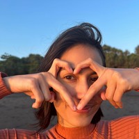 Pevita Pearce pernah mengungkap bahwa rutinitas kecantikannya tidak terlalu rumit. Aktris yang kini menjajal profesi sutradara ini rutin menggunaan krim kolagen, pelembap, sunscreen dan tidak lupa minum air putih. Foto: Instagram/@pevpearce