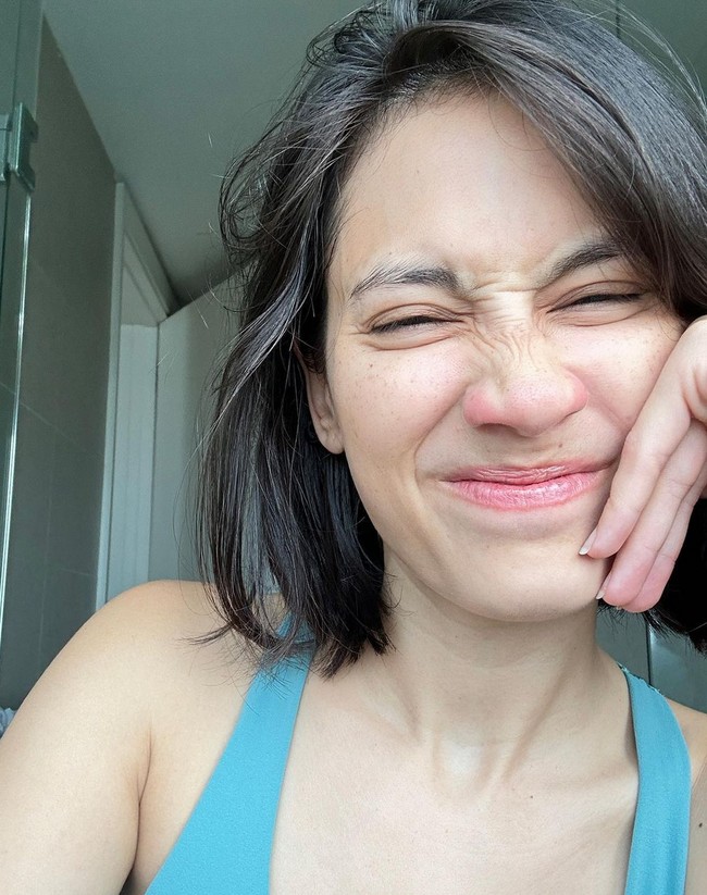 Dalam beberapa unggahan foto di Instagram, Pevita kerap memperlihatkan sebagian helaian rambutnya yang memutih di bagian depan. Foto: Instagram/@pevpearce