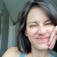 Dalam beberapa unggahan foto di Instagram, Pevita kerap memperlihatkan sebagian helaian rambutnya yang memutih di bagian depan. Foto: Instagram/@pevpearce