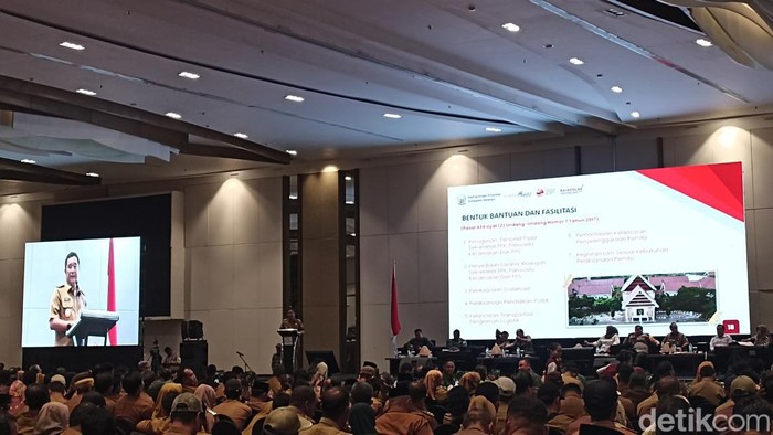 Pj Gubernur Sulsel Bahtiar Baharuddin saat sambutan dihadapan Forkopimda dan Kades se-Sulsel.