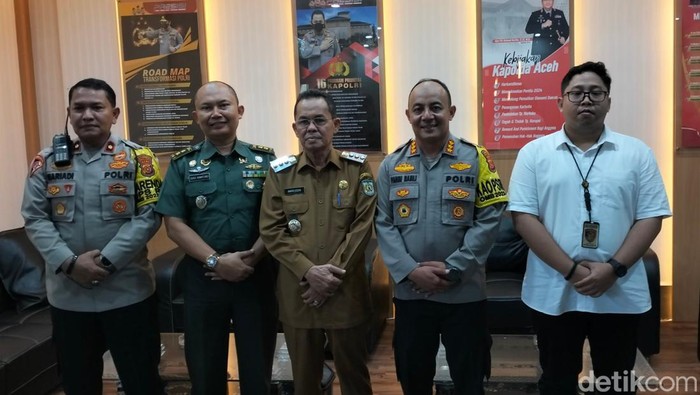 Pj Wali Kota Banda Aceh Amiruddin (tengah) menggelar konferensi pers usai proses perdamaian mahasiswa 5 kabupaten di Aceh (Agus Setyadi)