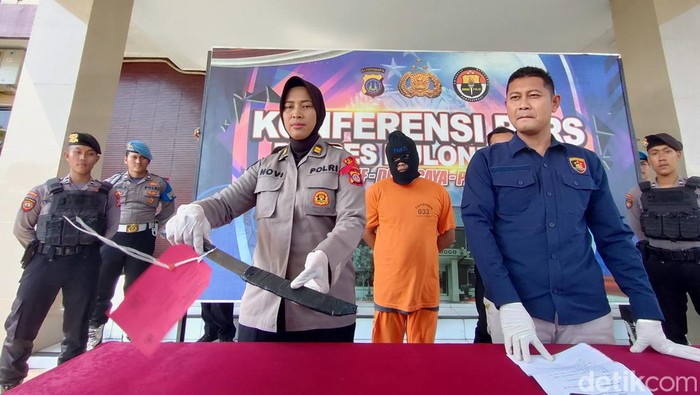 Polisi Kulon Progo menunjukkan barang bukti dalam kasus begal motor, Senin (23/10/2023).