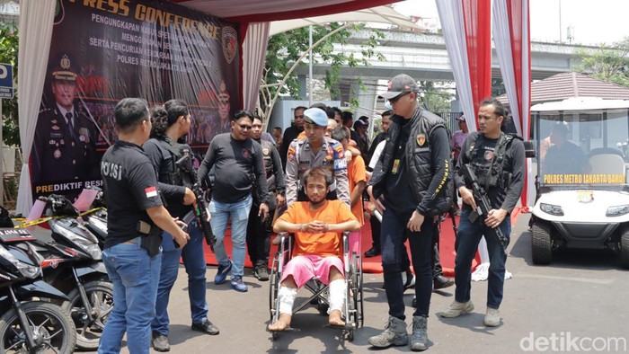 Polisi menangkap komplotan perampok minimarket yang juga pelaku curanmor. Kapolres Metro Jakarta Barat Kombes Syahduddi mengatakan para pelaku suda beaksi di 56 TKP wilayah Jakarta Barat.