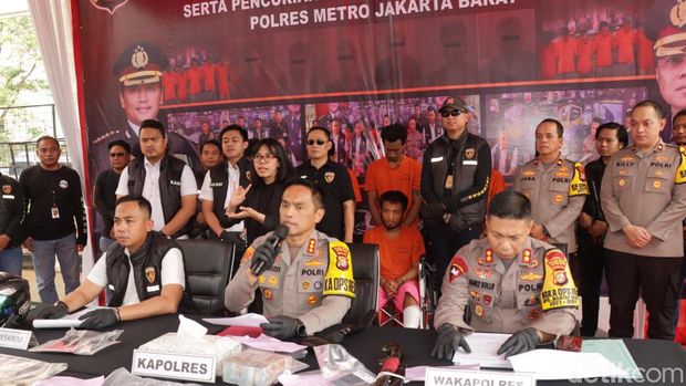 Polisi menangkap komplotan perampok minimarket yang juga pelaku curanmor. Kapolres Metro Jakarta Barat Kombes Syahduddi mengatakan para pelaku suda beaksi di 56 TKP wilayah Jakarta Barat.