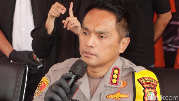 Polisi menangkap komplotan perampok minimarket yang juga pelaku curanmor. Kapolres Metro Jakarta Barat Kombes Syahduddi mengatakan para pelaku suda beaksi di 56 TKP wilayah Jakarta Barat.