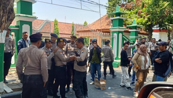 Polisi mengawal ketat aksi demo di kantor dinas di Pamekasan