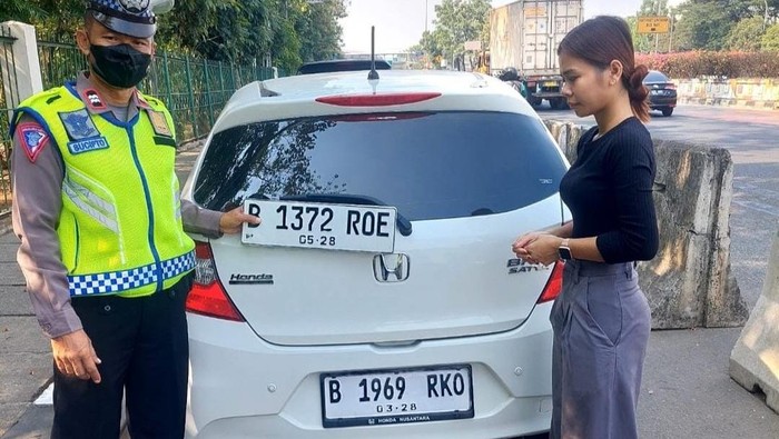 Polisi menindak pengemudi mobil yang menggunakan pelat palsu untuk menghindari ganjil genap