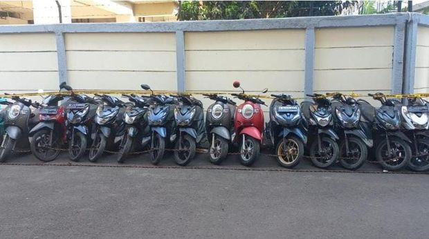 Polisi menyita 16 unit motor hasil pencurian Toto 'kapten' perampok minimarket di Jakarta Barat.