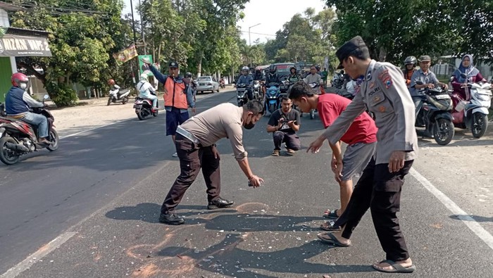 Polisi saat melakukan olah TKP lansia tewas terlindas truk trailer di Jombang