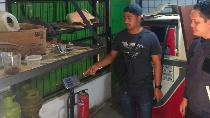 Polsek Cipaku. Polisi melakukan olah TKP di Pangkalan Elpiji yang dibobol maling.