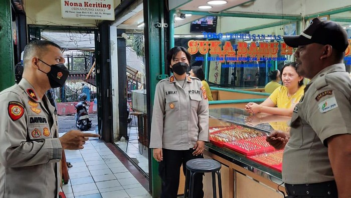 Polsek Pasar Minggu sebar call center 110 ke pedagan di Pasar Minggu