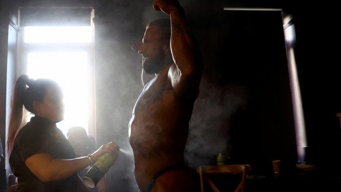 Potret Adu Kekar Kontes Binaraga di Inggris Male bodybuilders compete on stage during the IBFA British Finals Night of Champions contest at the Federation Brewery in Gateshead, Britain, October 22, 2023. REUTERS/Lee Smith