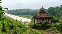 Sebuah musala masih berdiri di lokasi proyek Serang-Panimbang seksi II di Desa Anggalan, Lebak, Banten, Minggu (22/10/2023). Antara Foto/Muhammad Bagus Khoirunas.
