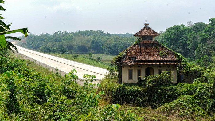 Kondisi mushola yang belum digusur pada proyek tol Serang-Panimbang seksi II di Desa Anggalan, Lebak, Banten, Minggu (22/10/2023). Bangunan mushola tersebut hinggi kini belum dibongkar karena terkendala pembebasan lahan. ANTARA FOTO/Muhammad Bagus Khoirunas/YU