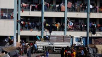 Sebuah truk milik PBB menurunkan bantuan untuk para pengungsi hari ini, Senin 23 Oktober 2023.  