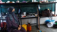 Ruang kelas berubah fungsi jadi tempat tidur dan memasak.  