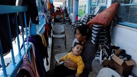 Lorong sekolah penuh dengan barang-barang milik warga.  
