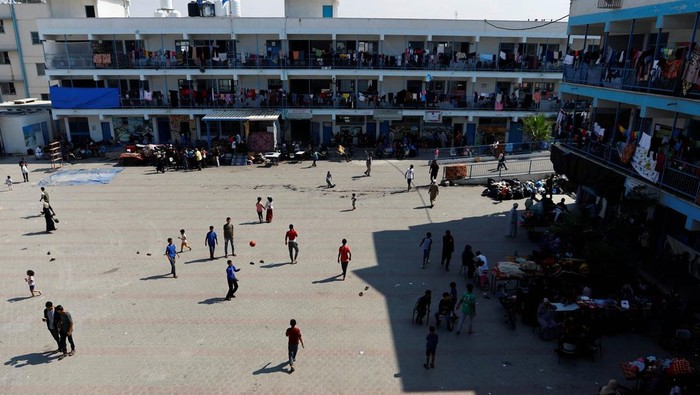 Palestinians, who fled their houses amid Israeli strikes, shelter at a United Nations-run school, after Israel's call for more than 1 million civilians in northern Gaza to move south, in Khan Younis in the southern Gaza Strip, October 14, 2023. REUTERS/Ibraheem Abu Mustafa