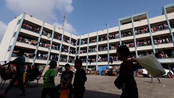 Potret Sekolah PBB yang Jadi Lokasi Mengungsi Warga Gaza Palestinians, who fled their houses amid Israeli strikes, shelter at a United Nations-run school, after Israel's call for more than 1 million civilians in northern Gaza to move south, in Khan Younis in the southern Gaza Strip, October 14, 2023. REUTERS/Ibraheem Abu Mustafa
