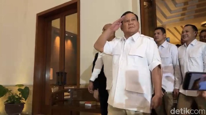 Prabowo Subianto hormat gerak jalan usai pimpin rapimnas Gerindra (Firda/detikcom)