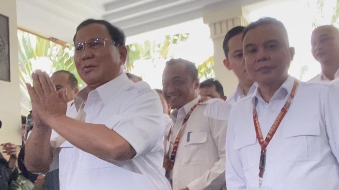 Ketua Umum (Ketum) Partai Gerindra sekaligus bakal capres, Prabowo Subianto, menghadiri Rapat Pimpinan Nasional (Rapimnas) Partai Gerindra di kawasan Jakarta Selatan. Prabowo mengatakan rapat ini bertujuan memantapkan konsolidasi partai usai mendeklarasikan Gibran Rakabuming sebagai bakal cawapresnya.