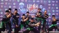 Sejumlah pesilat Pagar Nusa mempergakan gerakan silat pada acara Ijazah Kubro dan Pengukuhan Pengurus Pagar Nusa Pusat.