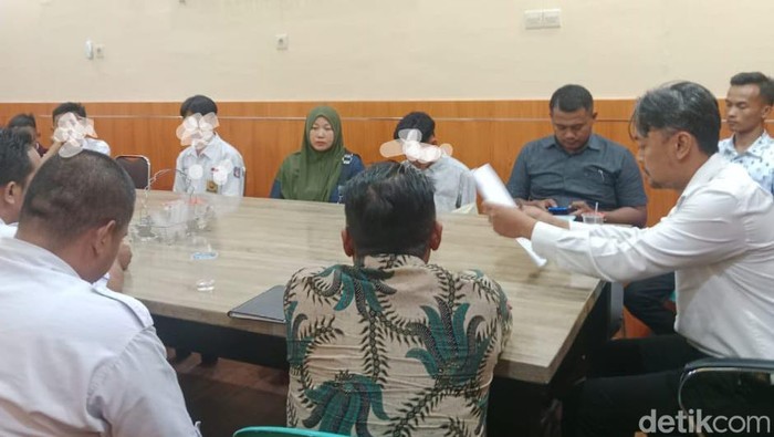 Proses mediasi antara keluarga korban perundungan RDA (13) dan terduga pelaku IB (13) di ruang renakta Polresta Banyuwangi.