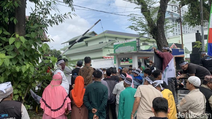 Puluhan orang dari Masyarakat Pembela Tanah Wakaf (MPTW) demo di PN Medan