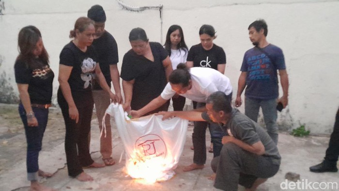 Relawan Rumah Jokowi di Sumsel membakar bendera organisasi karena kecewa sikap Jokowi