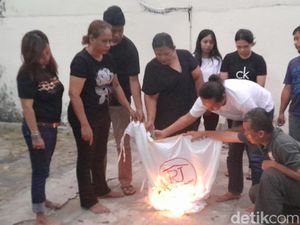 Kecewa Gibran Cawapres Prabowo, Relawan Jokowi Bakar Baju-Bendera Organisasi