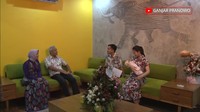 Dalam video yang telah ditonton lebih dari 3 juta kali tersebut, Ganjar Pranowo tampak disambut di ruang tamu yang didominasi dengan beberapa warna mencolok. Salah satu dinding dicat dengan warna kuning cerah, sedangkan dinding lainnya dicat dengan warna abu-abu.