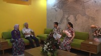 Pada bagian teras depan, tampak pintu rumah Wali Kota Solo ke-18 tersebut terbuat dari material kayu dengan jendela di samping kiri dan kanan yang dibangun secara vertikal. Dari dalam rumah, tampak pula langit-langit yang terbuat dari material bambu dengan lampu ruangan yang memiliki bentuk menyerupai rangkaian beberapa lingkaran.