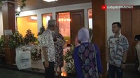 Salah satu hal menarik dari rumah Gibran ini adalah mural yang dilukis pada dinding ruang tamunya. Mural bergambar gajah tersebut menambah nilai seni pada ruang tamu. Selain itu, ruang tamu pria kelahiran 1 Oktober 1987 ini dilengkapi dengan meja dan lemari nakas yang sama-sama dibuat dari material kayu, serta sofa berwarna hijau yang kontras dengan warna dindingnya. 