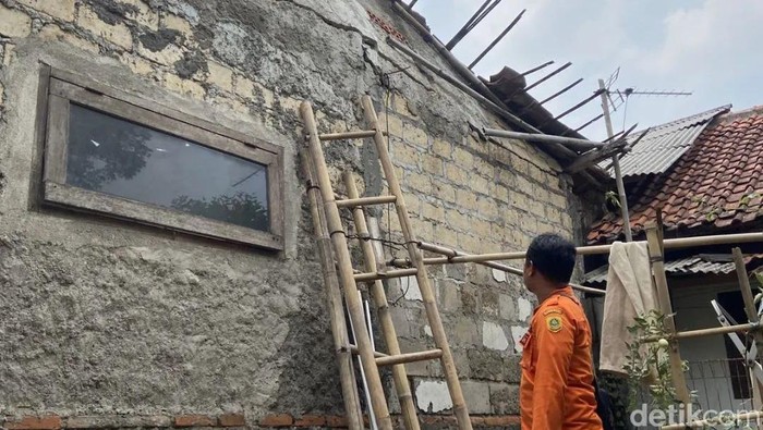 Rumah roboh di Bogor (Rizky Adha Mahendra/detikcom)