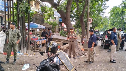 Kepala Satpol PP Kota Denpasar AA Ngurah Bawa Nendra bersama timnya saat berada di TPS Yang Batu, Denpasar, Bali pada Senin (23/10/2023)