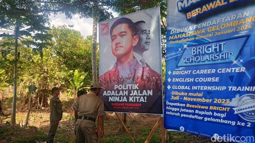 Satpol PP Kabupaten Karangasem saat melakukan pencopotan terhadap puluhan baliho caleg hingga bendera parpol yang terpasang di sepanjang Jalan Raya Veteran, Karangasem Senin (23/10/2023).