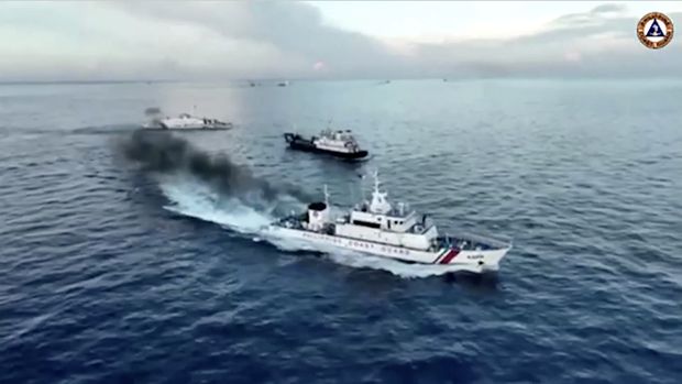 Sebuah kapal penjaga pantai Tiongkok dan kapal yang menyertainya menabrak kapal penjaga pantai Filipina dan kapal pasokan yang dikelola militer pada hari Minggu di perairan dangkal yang diperebutkan, kata para pejabat Filipina, dalam sebuah pertemuan yang meningkatkan kekhawatiran akan konflik bersenjata di wilayah tersebut. sengketa Laut Cina Selatan. (Tangkapan Layar Video Reuters/PHILIPPINE COAST GUARD HANDOUT)