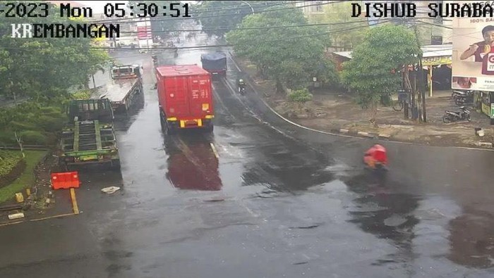 Sejumlah wilayah di Kota Surabaya diguyur hujan ringan pagi ini