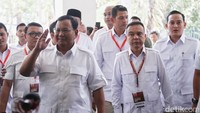 Kedatangan Prabowo disambut oleh Ketua Harian Gerindra Dasco di lobi.
