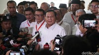 Di depan wartawan, Prabowo mengaku heran dengan gugatan perkara yang mempersoalkan usia seorang capres.