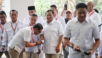 Ini momen saat Prabowo tiba di lokasi Rapimnas Partai Gerindra di kawasan Jakarta Selatan, Senin (23/10/2023). Ia terlihat sangat semringah.