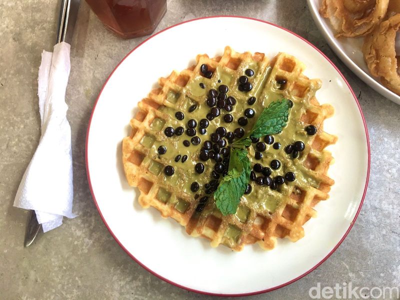 Sensasi menikmati waffle dengan aneka topping di Surabaya