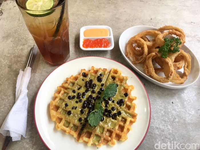 Sensasi menikmati waffle dengan aneka topping di Surabaya
