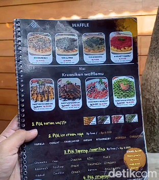 Sensasi menikmati waffle dengan aneka topping di Surabaya
