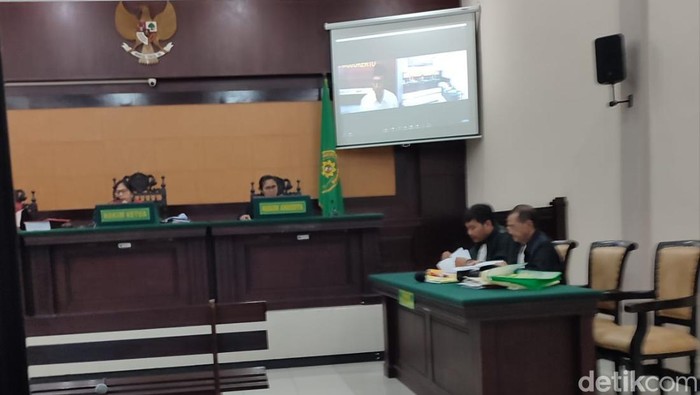 Sidang vonis terdakwa penggelapan uang pegnusaha mikor di Mojokerto
