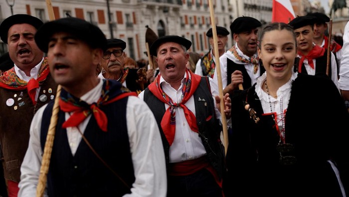 SPAIN-ANIMALS/SHEEP People wearing traditional costumes sing as they take part in the annual sheep parade on the streets of Madrid, as shepherds demand to exercise their right to use traditional migration routes for their livestock from northern Spain to winter grazing pasture land in southern Spain, in Madrid, Spain October 22, 2023. REUTERS/Susana Vera