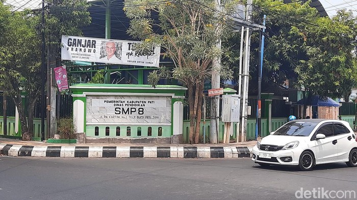 Spanduk capres terpasang di area sekolah di Pati, Seni (23/10/2023).