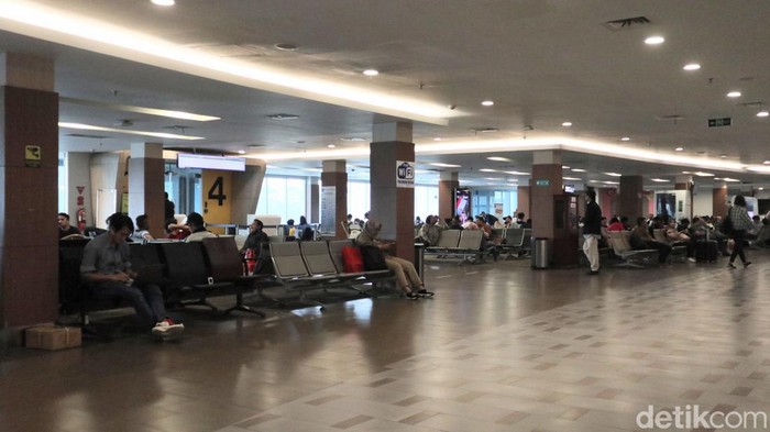 Suasana di ruang tunggu terminal keberangkatan Bandara Husein Sastranegara Bandung (Bima Bagaskara)