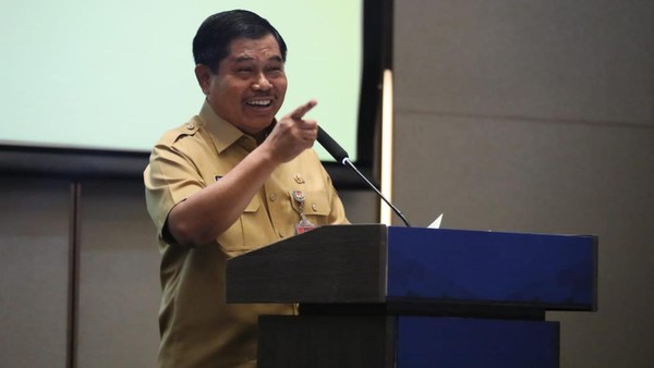 Men bir qiz bilan tanishdim, uni uyiga olib keldim va uni sikdim.